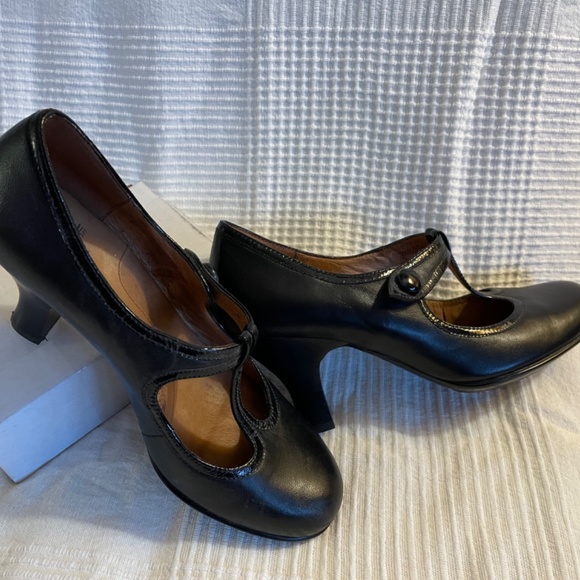 Söfft black t-strap heels - Picture 2 of 5